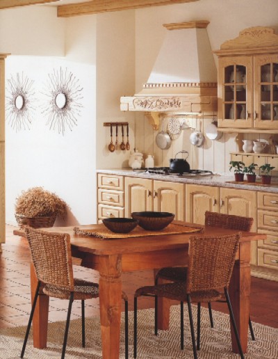 Dal legno massiccio di acacia nasce questa cucina in stile classico, disponibile nelle finiture decap beige e noce, con la possibilit di realizzarla in muratura e di inserire ante a vetro ed a griglia.